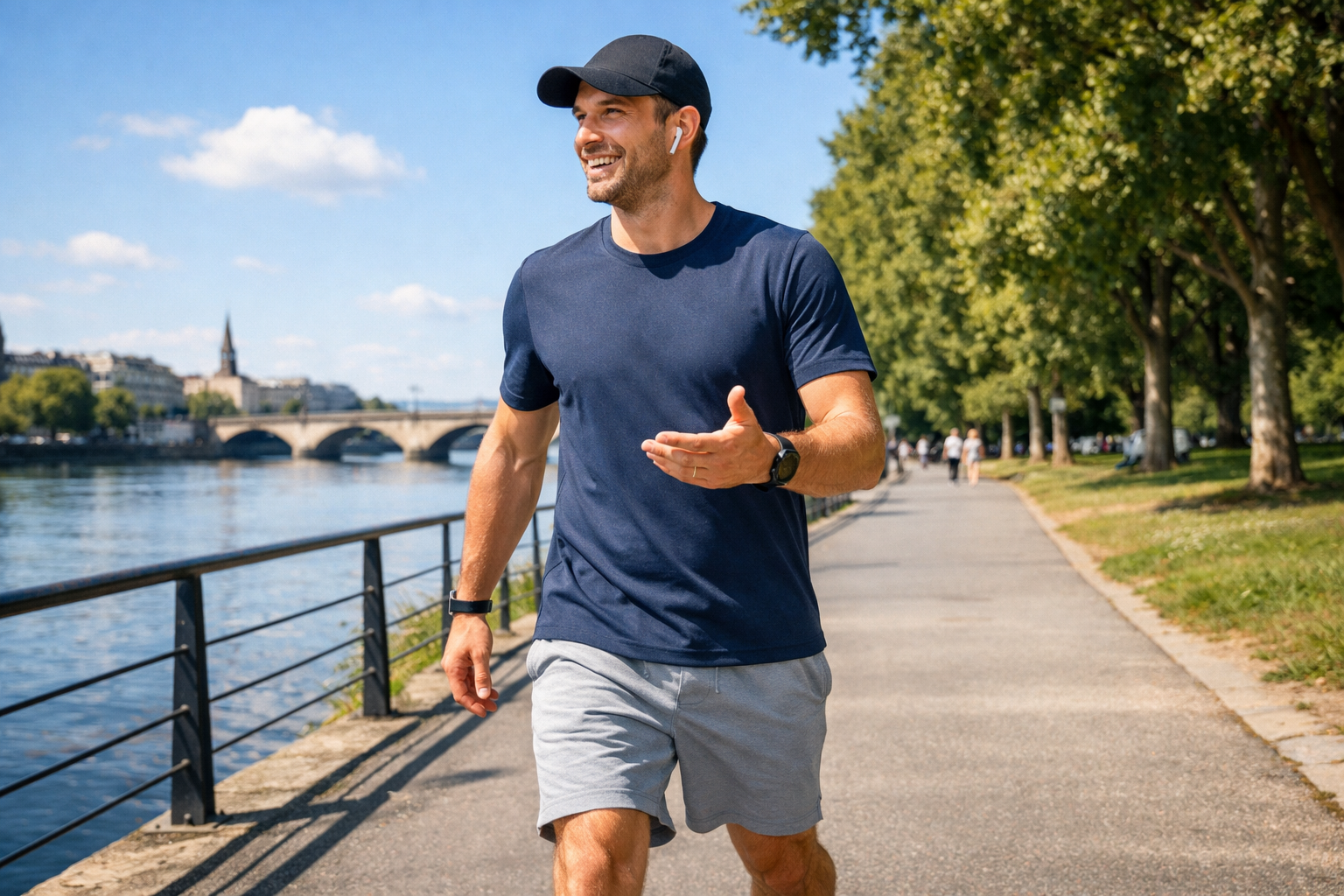 Чоловік і жінка бадьоро йдуть вздовж набережної у сонячний день